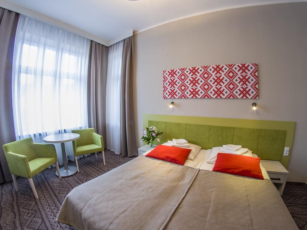 Hotell *** Nat